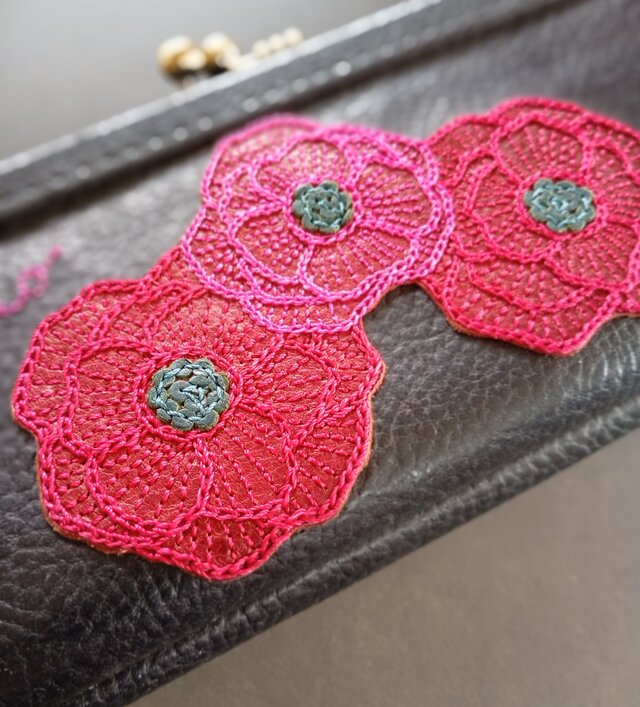 受注制作】イタリアンレザーの手刺繍入りガマグチ長財布（浮足口金