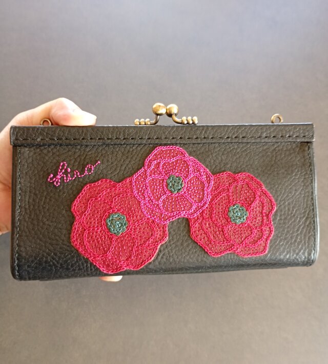 受注制作】イタリアンレザーの手刺繍入りガマグチ長財布（浮足口金