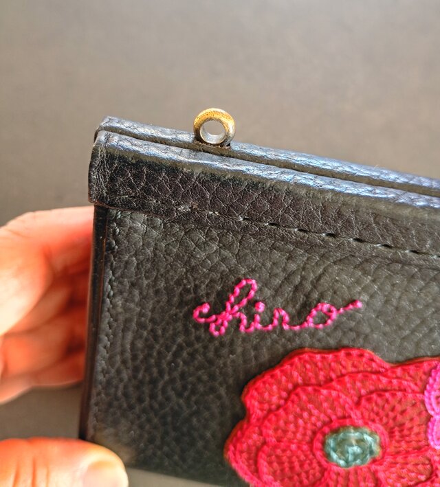 受注制作】イタリアンレザーの手刺繍入りガマグチ長財布（浮足口金
