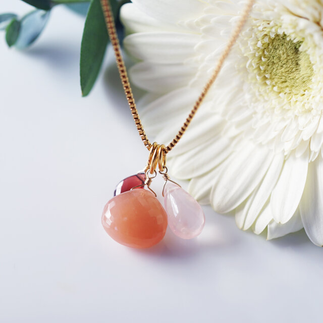 極上ピーチムーンストーンよる桃の花のネックレス・サージカル