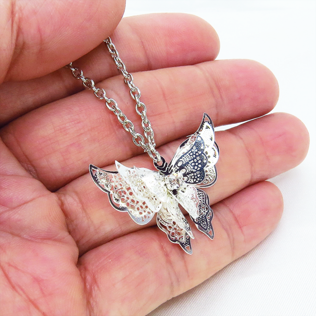 シルバーカラー バタフライ ペンダント ネックレス 繊細なつくりで立体