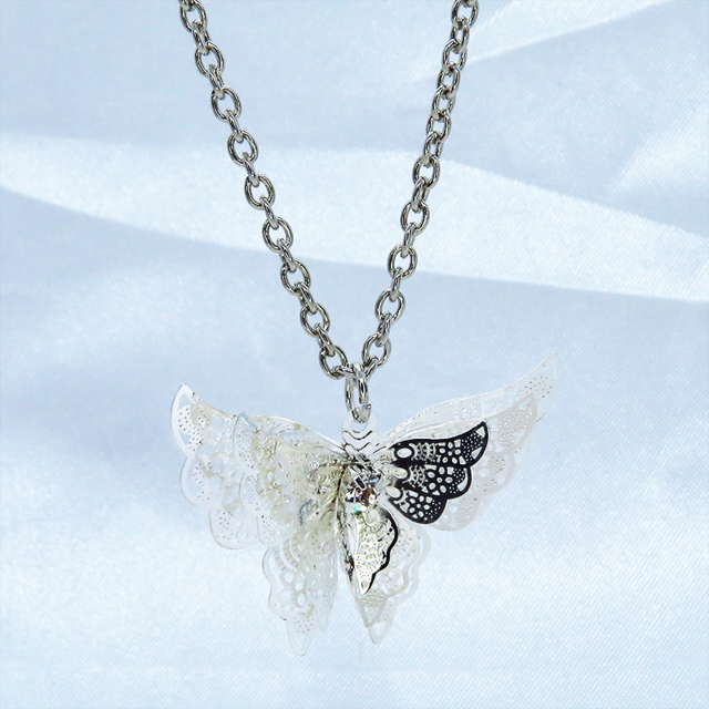 シルバーカラー バタフライ ペンダント ネックレス 繊細なつくりで立体
