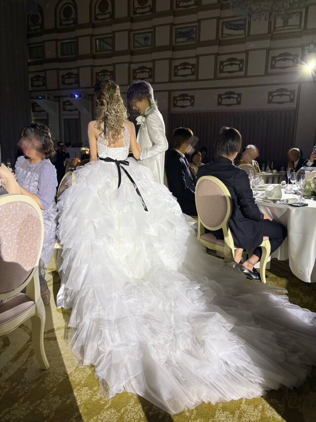 実例写真！華やか ウェディングドレス ホルターネック シークイン