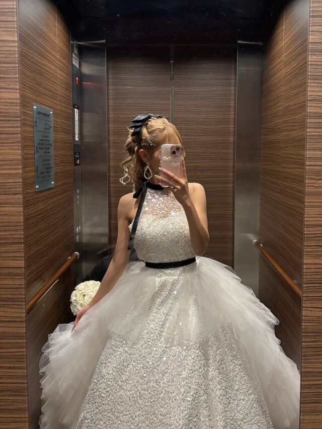 実例写真！華やか ウェディングドレス ホルターネック シークイン