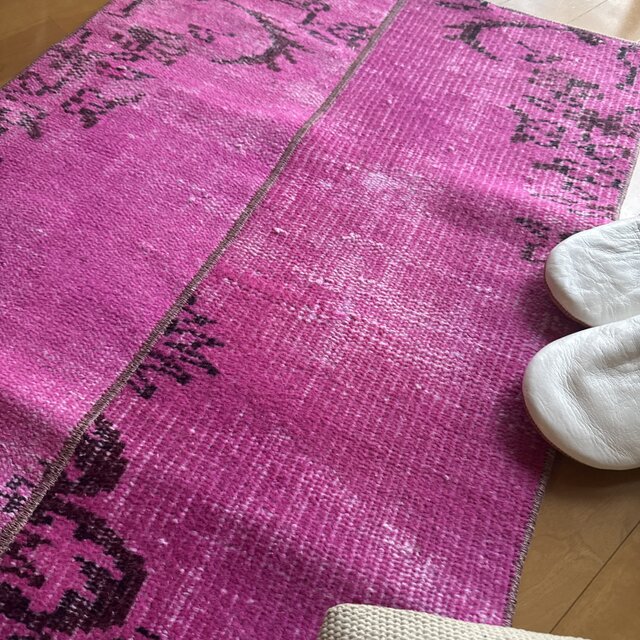 116.5×213.5オーバーダイ　ワンカラー赤ステッチ　トルコヴィンテージラグ 116.5×213.5オーバーダイ ワンカラー赤ステッチ トルコヴィンテージ