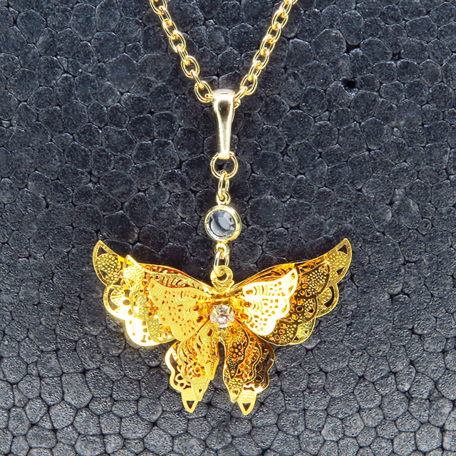 ゴールドカラー 繊細なつくりで立体的に表現された蝶のネックレス