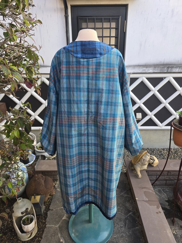 古布 藍染 筒書き 綿　更紗●貝ボタン● 前開きコート、ジャケット●着物リメイク コート | 古布・和布の創作服｜着物リメイク彩｜静岡県 古布 藍染