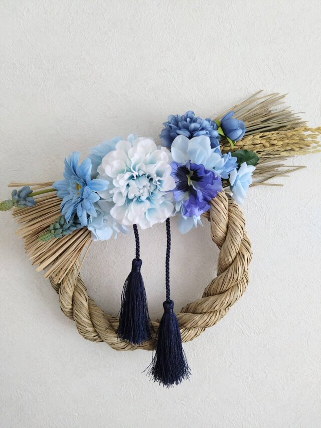しめ縄リース　ブルーダリアとシックな小薔薇 お洒落しめ縄リース（ブルー） | iichi 日々の暮らしを心地よくする