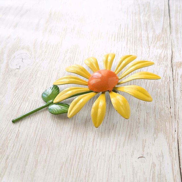 yellow orange enamel flower ヴィンテージブローチ | iichi 日々の