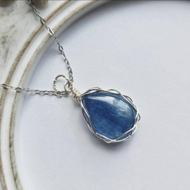 受注制作】雫 カイヤナイト ワイヤーラッピング ペンダント トップ