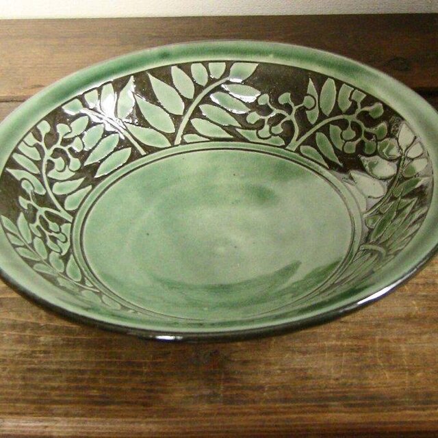 織部古皿 ナナカマドの掻落し深皿（織部） | iichi 日々の暮らしを心地よくする