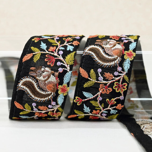 インド刺繍リボン50cm切り売り リスの森 ブラック 4.5cm幅 花 HC 栗鼠