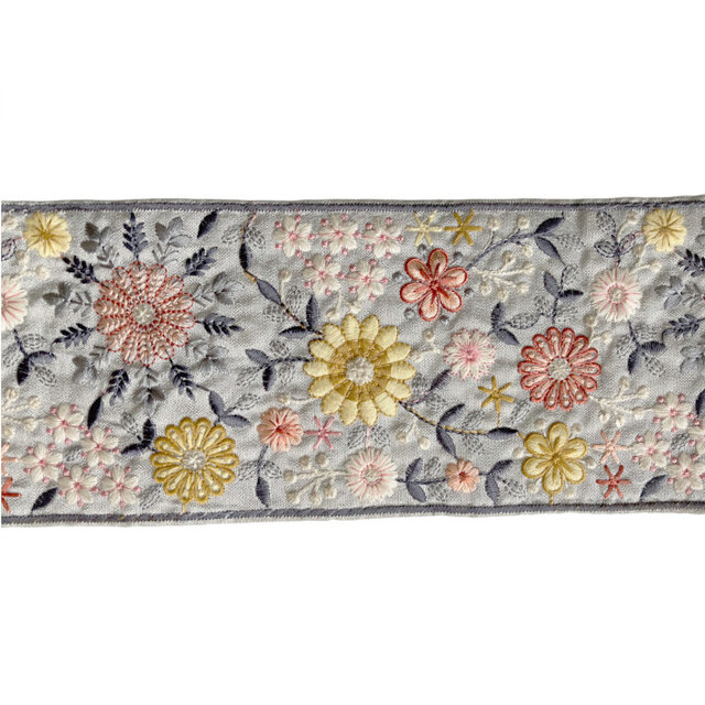 インド刺繍リボン50cm切り売り スザニフラワー グレー地 10.0cm幅 花