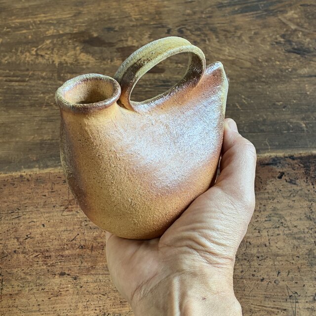 穴窯焼成 焼締の花入れ｜古信楽白土｜一輪挿し・一点物 | iichi 日々の