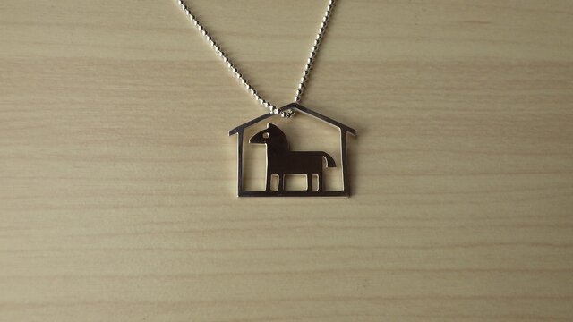 馬小屋のペンダント | iichi 日々の暮らしを心地よくするハンドメイド