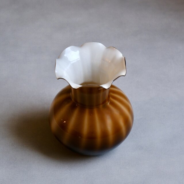 送料無料　時代物　ヴィンテージ　手造り二重透かしガラス花瓶　高さ26ｃｍ ドイツ製 / ヴィンテージ / ガラス花瓶 / ブラウン | iichi 日々の