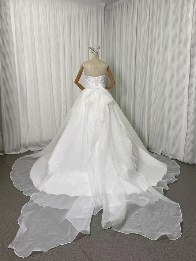 ウェディングドレス ベアトップ Aライン バックリボン エレガント 結婚