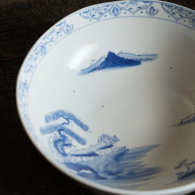 素朴な風景図◇縁はオリエンタルな文様。瀬戸焼 時代染付印判大鉢 碗