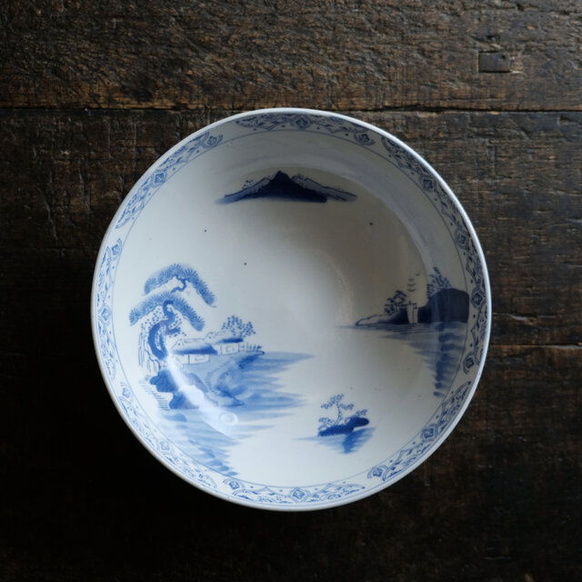 素朴な風景図◇縁はオリエンタルな文様。瀬戸焼 時代染付印判大鉢 碗