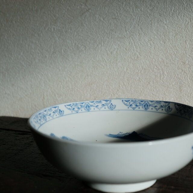 素朴な風景図◇縁はオリエンタルな文様。瀬戸焼 時代染付印判大鉢 碗