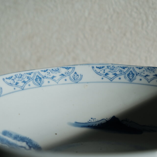 素朴な風景図◇縁はオリエンタルな文様。瀬戸焼 時代染付印判大鉢 碗