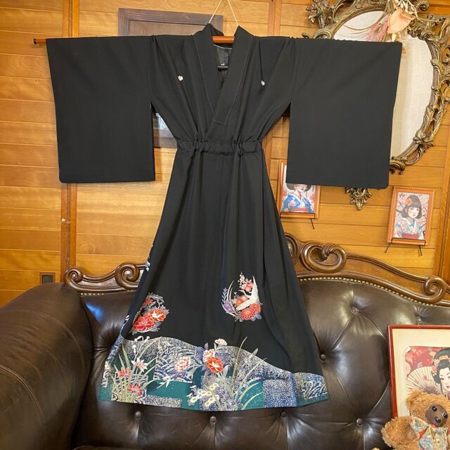 黒留袖 単衣着物 リメイク ワンピース ドレス セミロング 和洋折衷 洗える 化繊 ハンドメイド レトロ 古着 飛鶴と四季の花々 TKW-102 黒留袖 単衣着物 リメイク ワンピース ドレス セミロング 和洋折衷