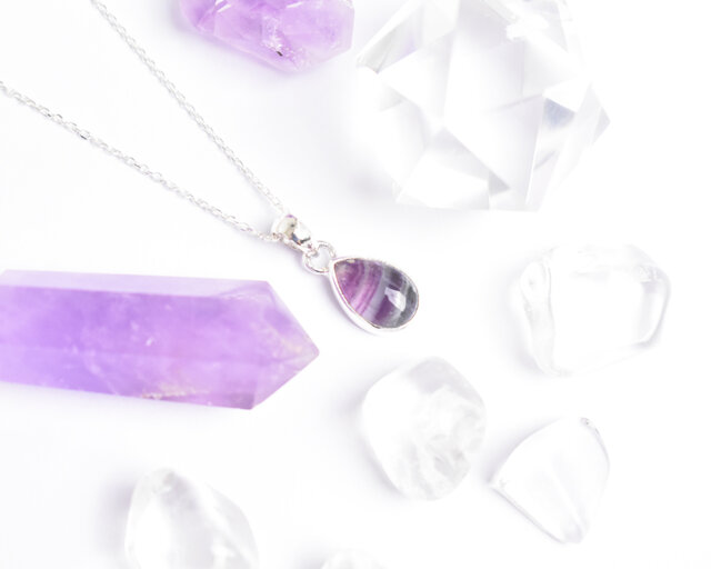 天然石×スターリングシルバー　ネックレス　フローライト　作家物　京都 ゆらめく色彩、胸元にそっと落ちる一滴の透明感。フローライトの