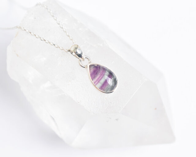 ゆらめく色彩、胸元にそっと落ちる一滴の透明感。フローライトの