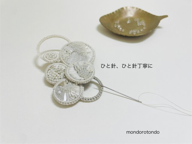 南天 手刺繍のブローチ】福となす 赤い実 金茶色 | iichi 日々の暮らし