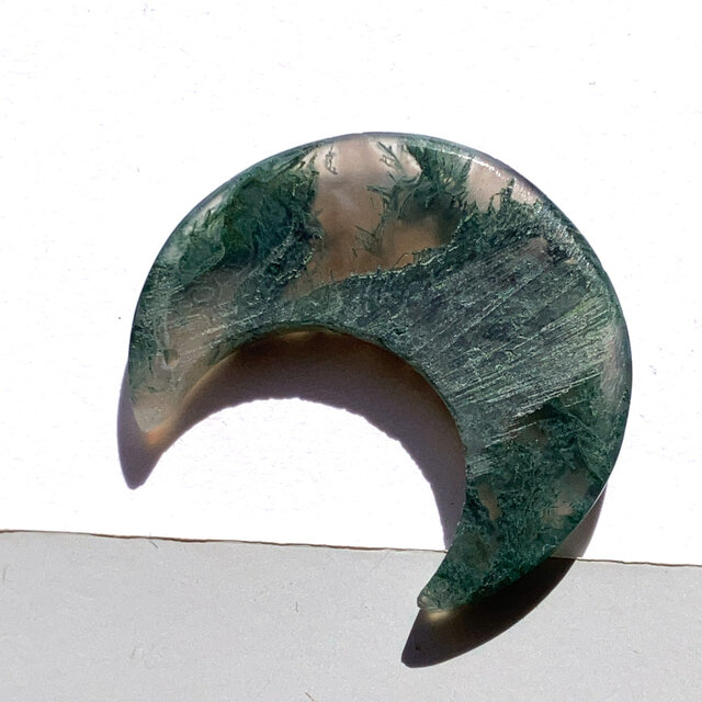 【天然石 モスアゲート｜月型オブジェ｜インテリアに最適】 穴あきモスアゲート月形[m28] 34x16mm 27Cts ルース／天然石