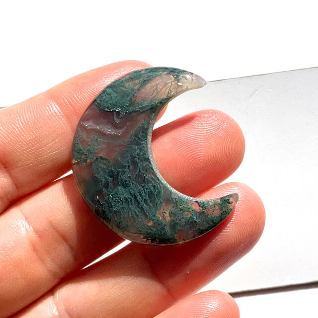 【天然石 モスアゲート｜月型オブジェ｜インテリアに最適】 穴あきモスアゲート月形[m28] 34x16mm 27Cts ルース／天然石