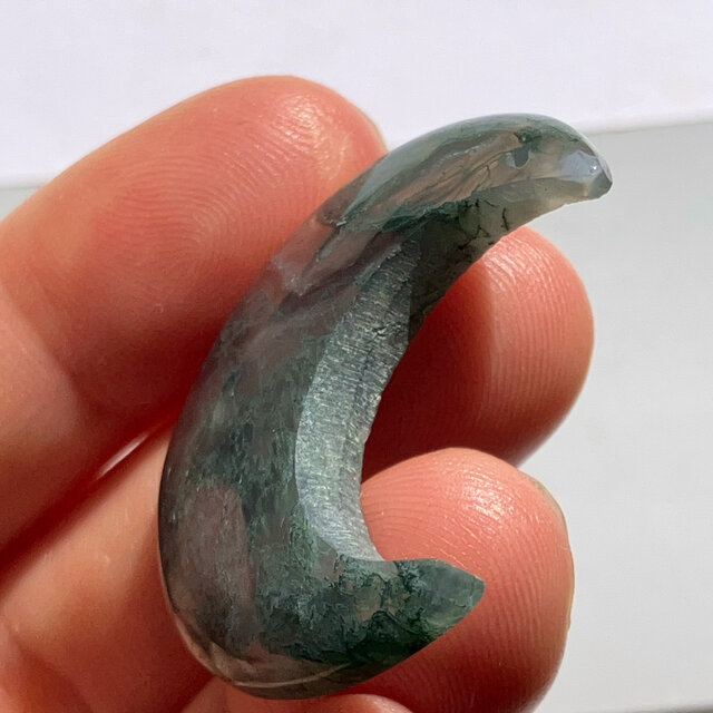 【天然石 モスアゲート｜月型オブジェ｜インテリアに最適】 穴あきモスアゲート月形[m28] 34x16mm 27Cts ルース／天然石