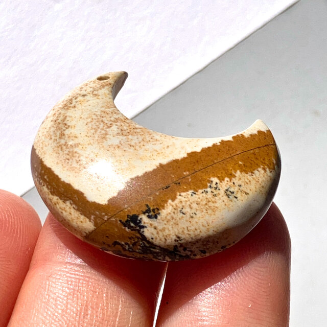 穴あきピクチャージャスパー月形[m33] 29x15mm 32Cts ルース／天然石