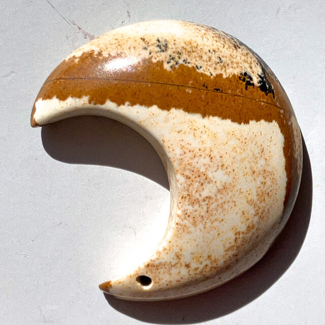 穴あきピクチャージャスパー月形[m33] 29x15mm 32Cts ルース／天然石