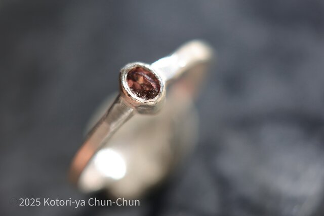 哀愁漂うキラキラ！レッドブラウン色のジルコンK10小ワッカシルバーリング11号 レアカラージルコン】カンボジア産ファンシーカラージルコン・シルバー