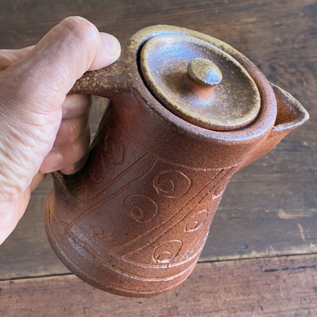 焼締 線刻文コーヒーポット（蓋付）｜陶器製コーヒーサーバー｜穴窯