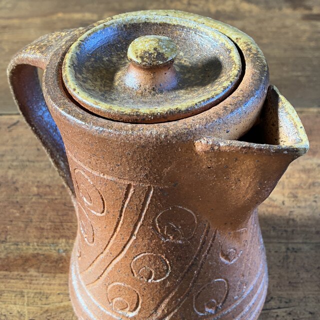 焼締 線刻文コーヒーポット（蓋付）｜陶器製コーヒーサーバー｜穴窯
