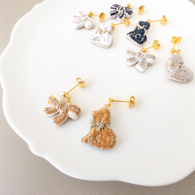 おイモちゃま専用♡animalピアス イヤリング 刺繍ピアスorイヤリング】犬とリボン 4color 金属アレルギー対応