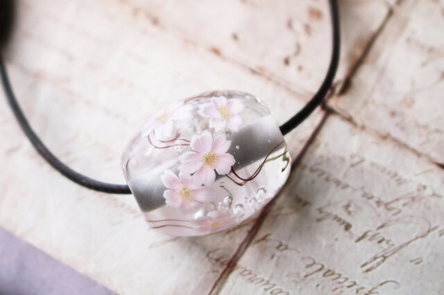 桜のとんぼ玉（ガラス玉）クリア／泡入り | iichi 日々の暮らしを