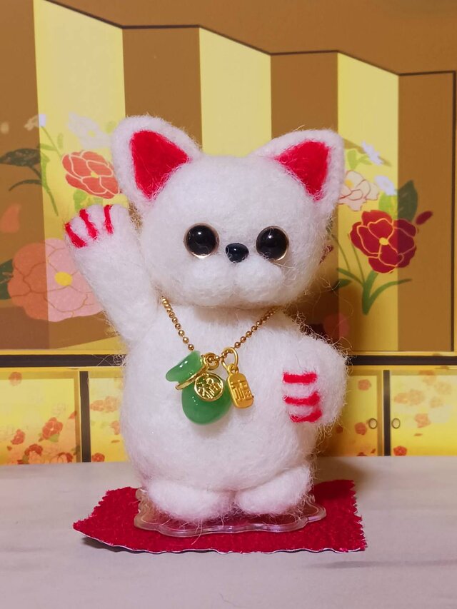羊毛フェルト 白い可愛い 招き猫 緑色の飾福袋・小判金色のチャーム