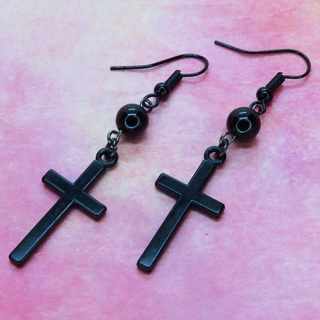黒いロザリオ（十字架）とオニキスを組合せたブラックピアス
