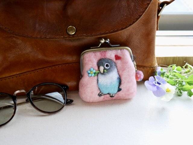 ブルーボタンインコの小さな羊毛フェルトがま口 | iichi 日々の暮らし