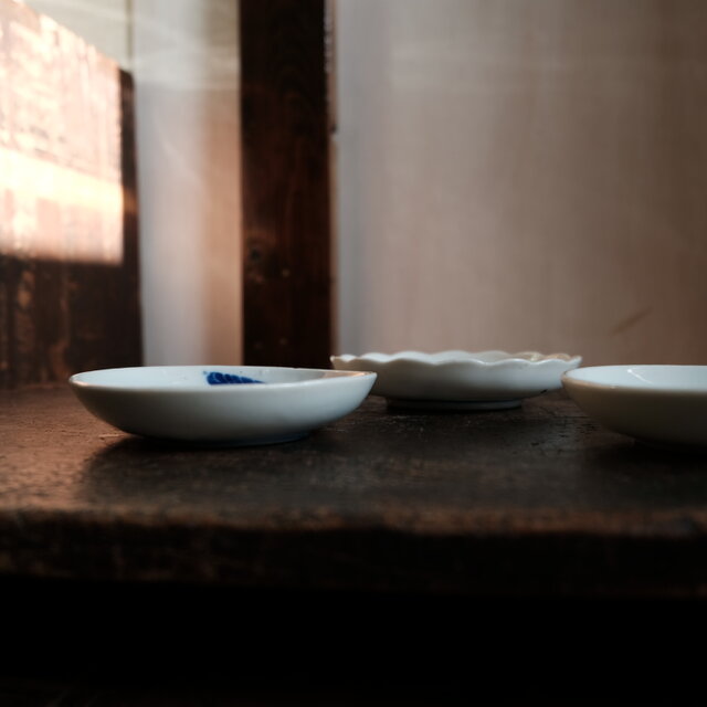素朴で可愛い時代色絵小皿3客◇瀬戸焼 花文骨董・antiques 丁寧な