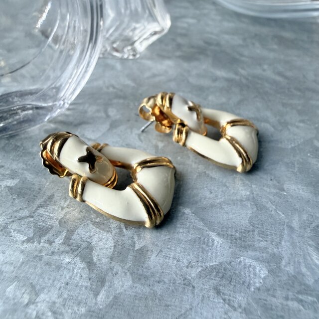 PA458-【 AVON 】エイボン・ヴィンテージピアス Cream White Enamel