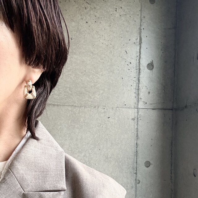 PA458-【 AVON 】エイボン・ヴィンテージピアス Cream White Enamel