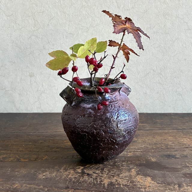 耳付き小壺の一輪挿し｜焼締｜信楽焼｜ミニ花入 | iichi 日々の暮らし