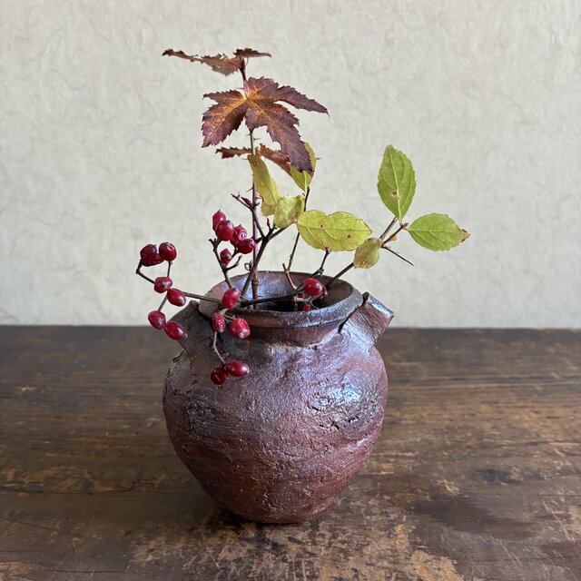 耳付き小壺の一輪挿し｜焼締｜信楽焼｜ミニ花入 | iichi 日々の暮らし