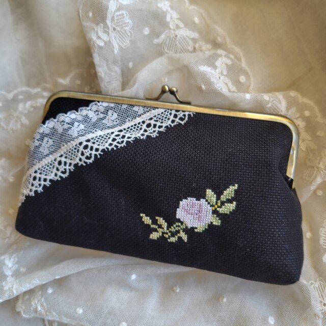 アンティークレース*クロスステッチ*がま口*黒 | iichi 日々の暮らしを