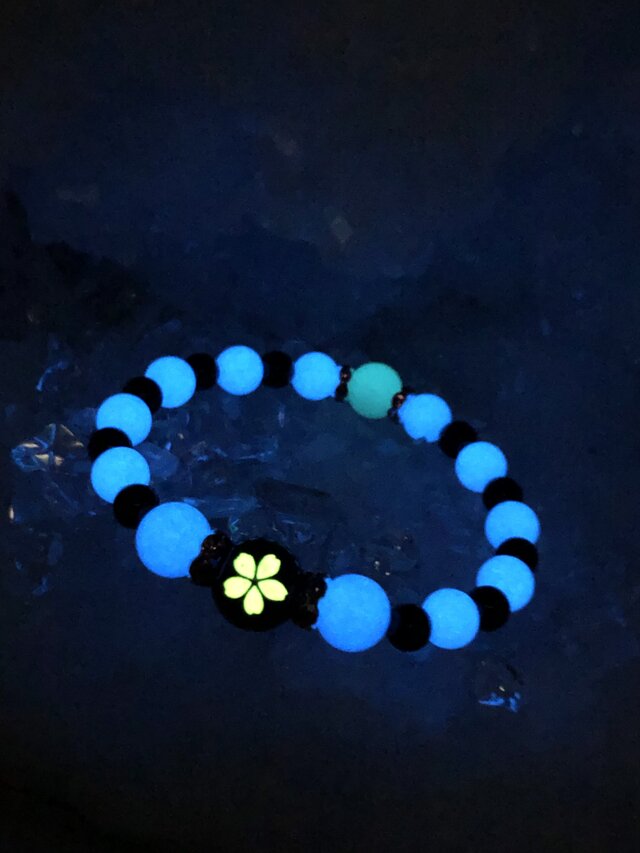 桜 ピンク彫りオニキス ルミナスストーン 夜光石 天然石ブレスレット