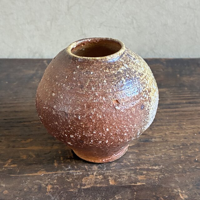 丸信楽小壺の一輪挿し｜穴窯焼成・焼締｜古信楽白荒土｜ミニ花入